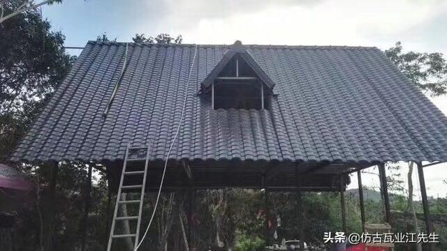 還在為舊房屋面翻新承重問題考慮嗎？樹脂小青瓦幫你解決承重