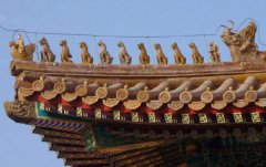什么樣的動(dòng)物蹲在古建筑的屋頂上？是樹脂做的？