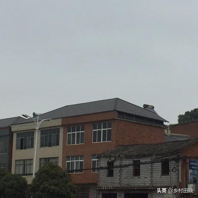 農(nóng)村自建房坡屋頂，用琉璃瓦還是樹脂瓦？看看內(nèi)行人的經(jīng)驗分享