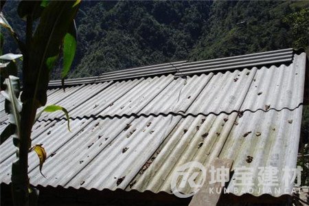 如何判斷自家屋頂上的石棉瓦是否要拆除？