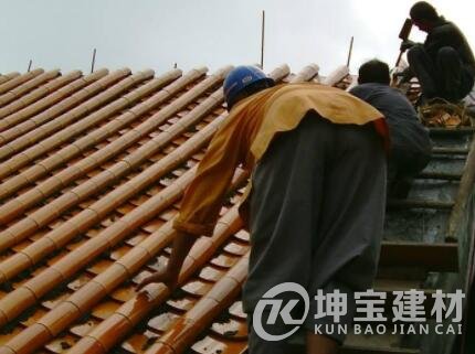 農(nóng)村屋頂蓋琉璃瓦的坡度多少？多少錢一塊？安裝步驟是什么？