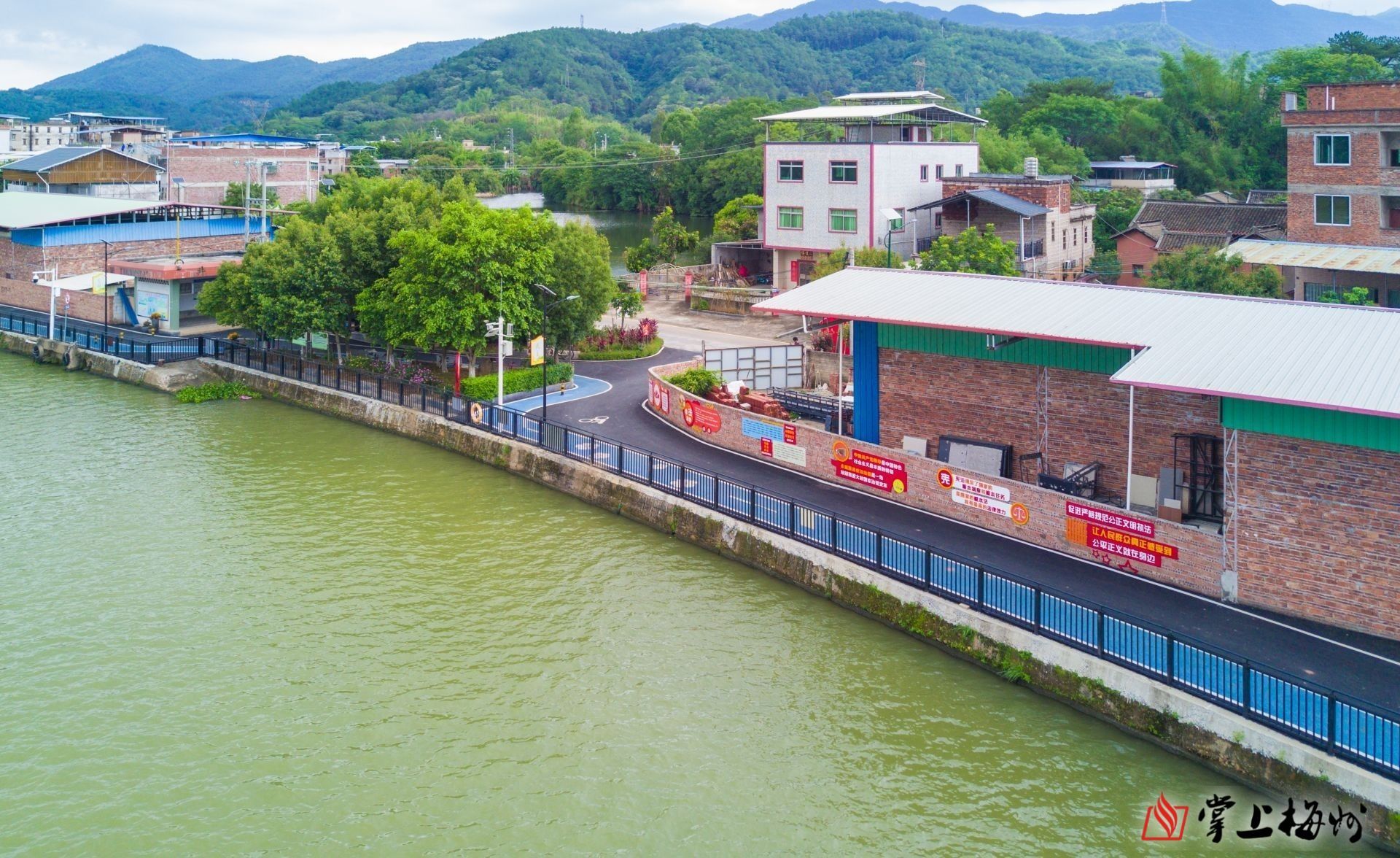 ↑長沙圩鎮(zhèn)碧道鋪設了瀝青并劃分跑道和自行車道，“顏值”再獲提升。（林翔 攝）