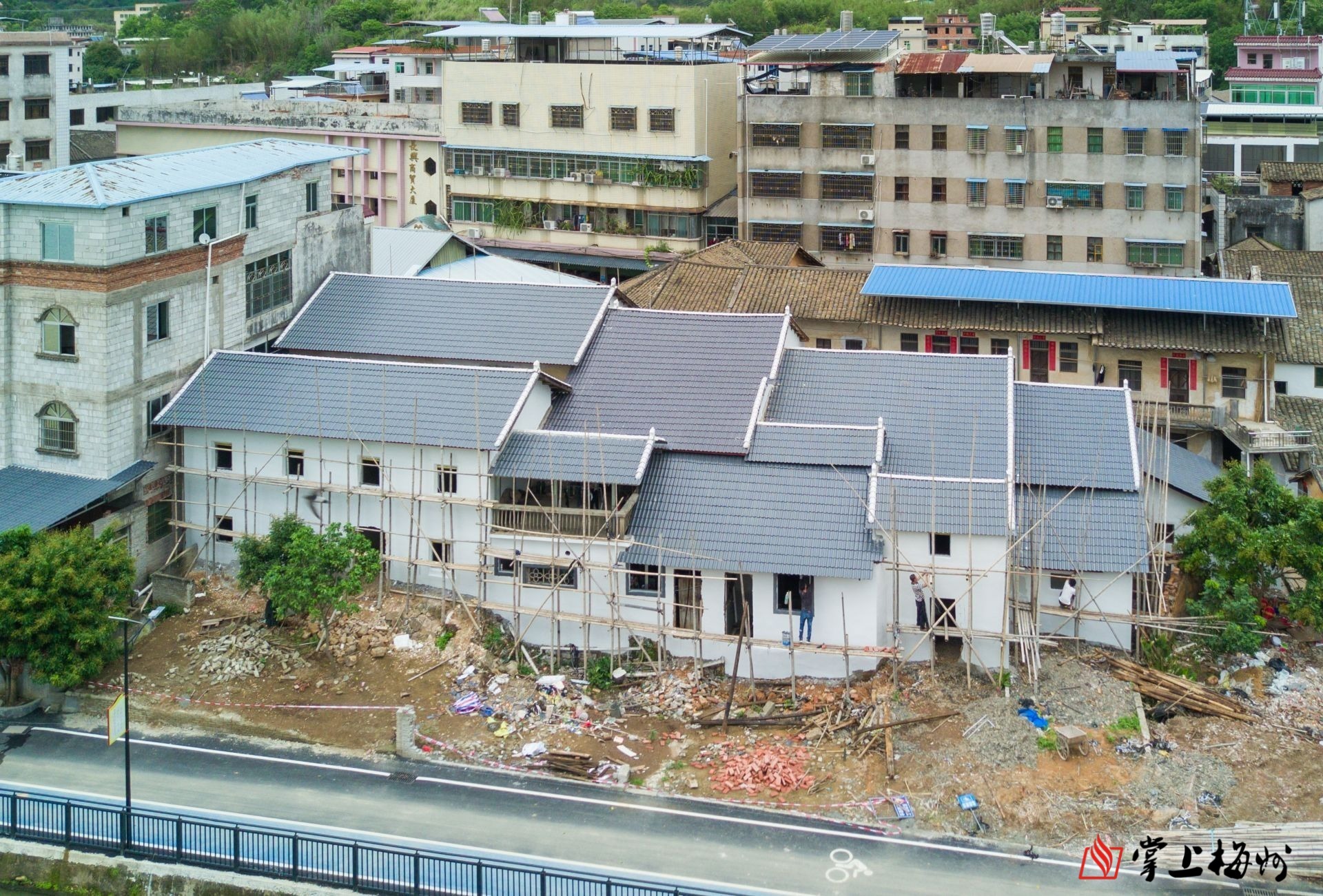 ↑村民將自家墻體粉刷一新，屋頂鐵皮瓦更換成樹脂瓦。（林翔 攝）